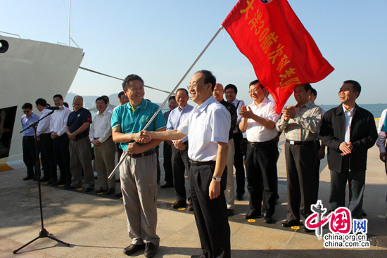 '大洋一號(hào)'起航國家海洋局副局長王飛授旗(攝影 中國網(wǎng)/孫潔)